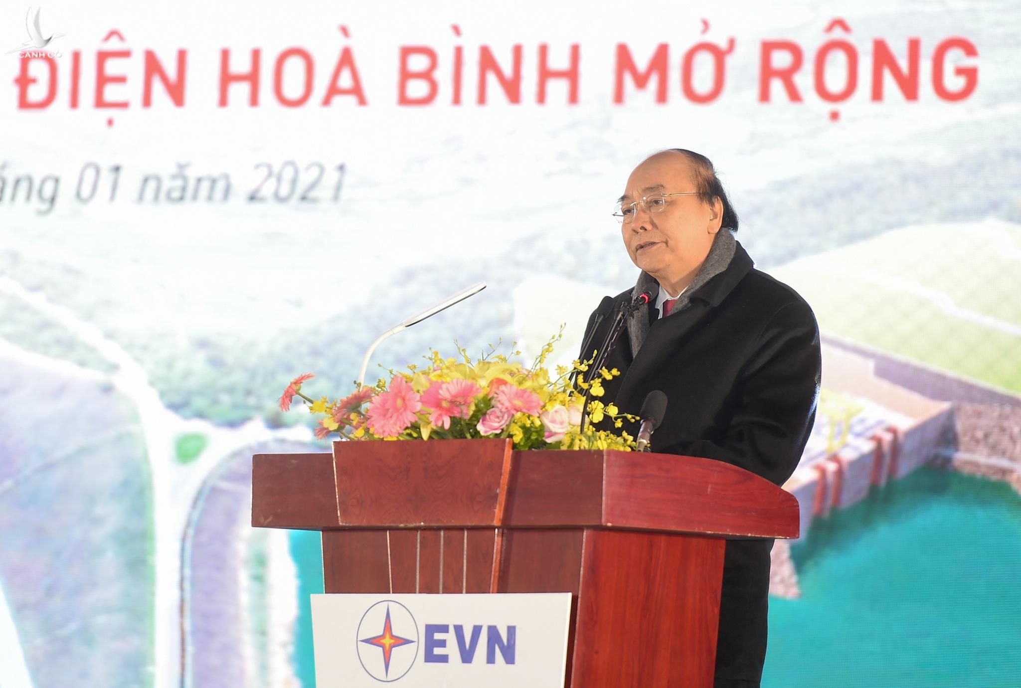 Thủ tướng Chính phủ Nguyễn Xuân Phúc phát biểu tại buổi lễ khởi công dự án Nhà máy thủy điện Hòa Bình mở rộng.
