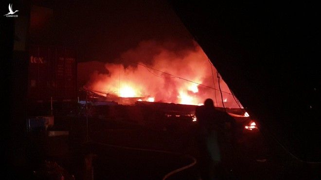 Vụ cháy tại xưởng may Q.Bình Tân: Điều động gần 200 chiến sĩ xuống hỗ trợ - ảnh 1