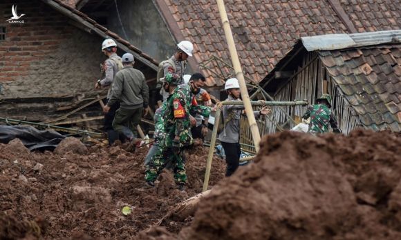 Binh sĩ và lực lượng cứu hộ Indonesia tìm kiếm nạn nhân trong hai vụ lở đất ở thị trấn Sumedang, ngày 10/1. Ảnh; AFP.