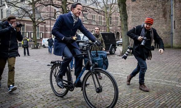 Thủ tướng Hà Lan Mark Rutte đạp xe tới dự phiên họp của Hội đồng Bộ trưởng tại tòa nhà Binnenhof ở thành phố Hague, ngày 15/1. Ảnh: AFP.