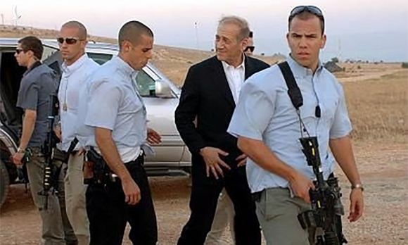Đặc vụ Shinbet của Israel mang súng dán băng nhận dạng màu vàng. Ảnh: Twitter/kronstein99.