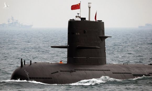 Tàu ngầm tham gia lễ duyệt binh kỷ niệm ngày thành lập hải quân Trung Quốc tại Thanh Đảo, Sơn Đông, tháng 4/2019. Ảnh: Reuters.