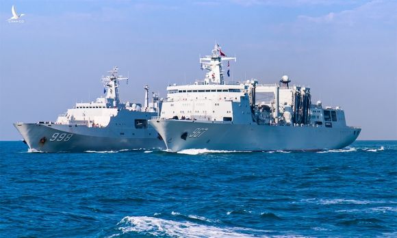 Tàu đổ bộ Côn Lôn Sơn và tàu hậu cần Tra Can Hồ diễn tập tại Biển Đông, ngày 14/1. Ảnh: PLA,