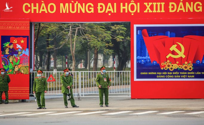 CLIP: Hà Nội rực rỡ chào mừng Đại hội Đảng XIII - Ảnh 6.