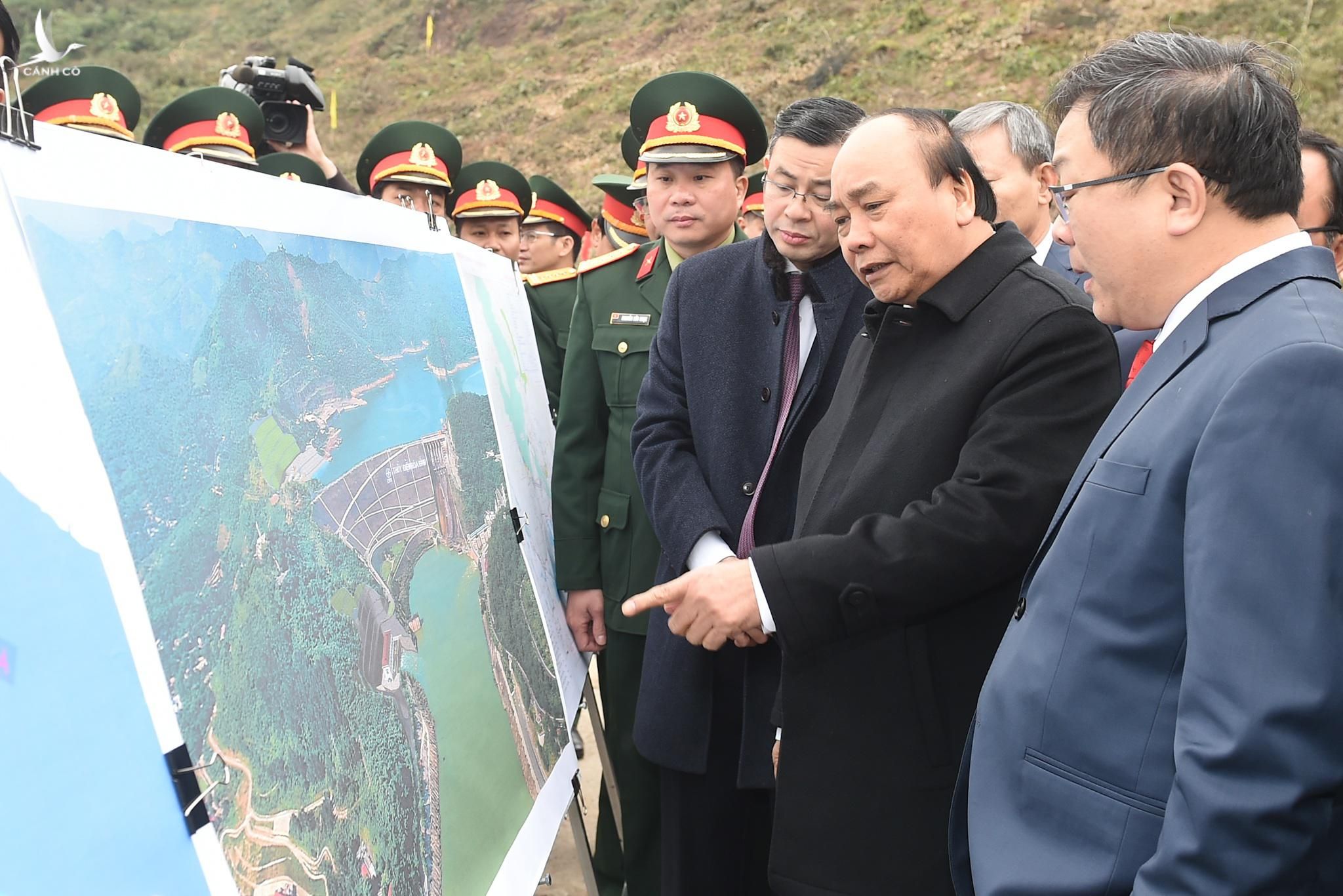 Thủ tướng Nguyễn Xuân Phúc nghe báo cáo tổng quan về dự án Nhà máy thủy điện Hòa Bình mở rộng.