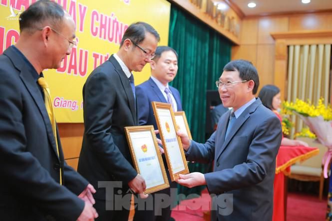 Chủ tịch UBND tỉnh Bắc Giang trao giấy chứng nhận đầu tư cho các nhà đầu tư