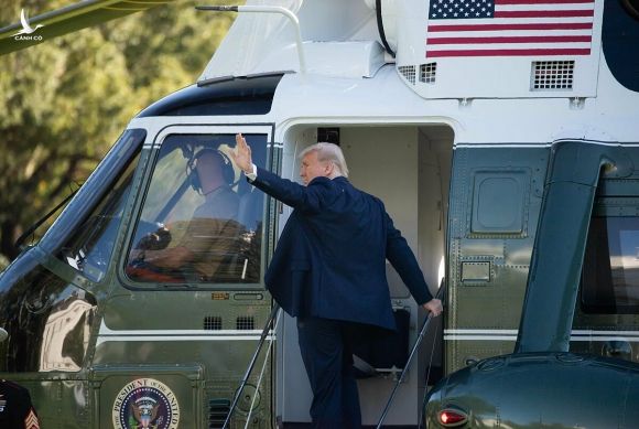 Tổng thống Donald Trump lên trực thăng Marine One để rời Nhà Trắng ngày 14/10. Ảnh: AFP.