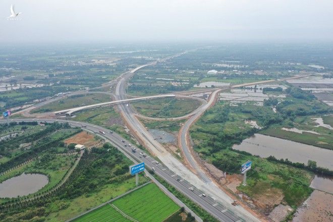 Cao tốc Trung Lương - Mỹ Thuận đang được đẩy mạnh thi công để kịp thông xe tạm dịp Tết Nguyên đán tới /// Ảnh: Đình Tuyển
