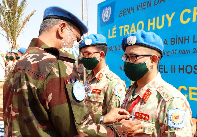 Thiếu tướng Shamim Kamal (Chỉ huy trưởng quân sự Phân khu Unity) trao Huy chương vì Sự nghiệp Gìn giữ hòa bình Liên Hợp Quốc cho các thành viên bệnh viện dã chiến 2.2 của Việt Nam. Ảnh: BVDC 2.2