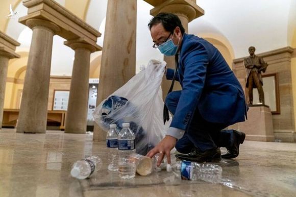 Nghị sĩ Mỹ quỳ xuống nhặt rác trong điện Capitol vì thấy đau lòng - Ảnh 2.