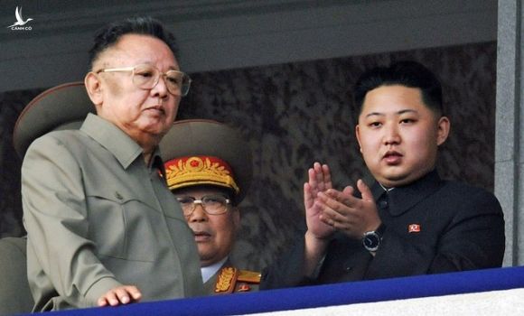 Ông Kim Jong-il (bìa trái) và con trai Kim Jong-un theo dõi cuộc duyệt binh tại Bình Nhưỡng năm 2010 /// Reuters