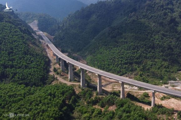 Cầu vượt trên tuyến cao tốc xuyên vườn quốc gia Bạch Mã, Thừa Thiên Huế. Ảnh: Võ Thạnh
