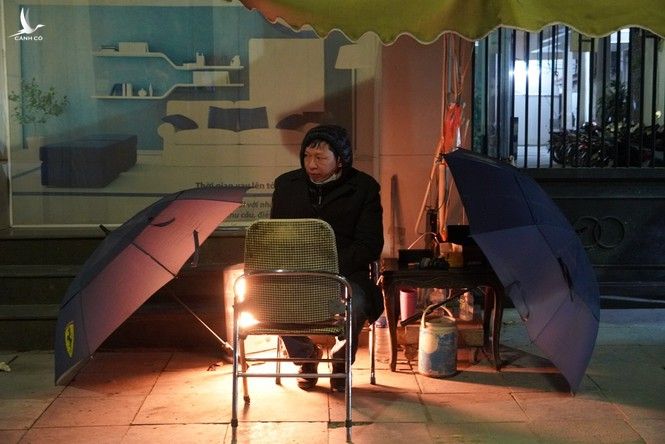 Người vô gia cư tại Hà Nội run rẩy trong cái lạnh thấu xương - ảnh 10