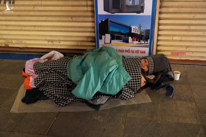 Người vô gia cư tại Hà Nội run rẩy trong cái lạnh thấu xương - ảnh 2