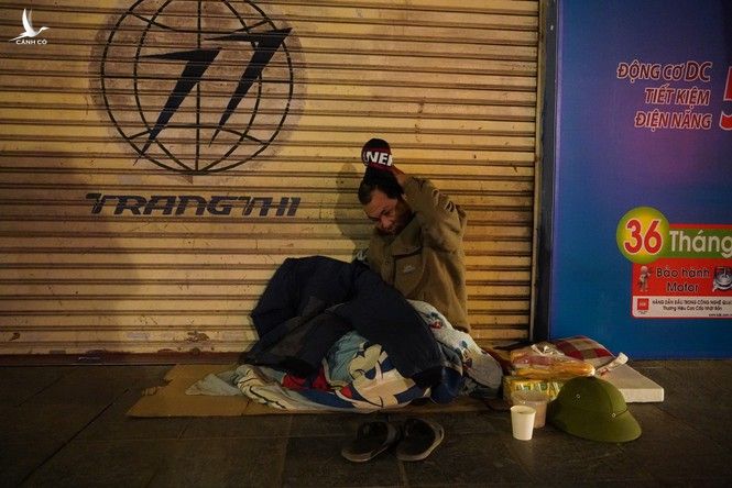 Người vô gia cư tại Hà Nội run rẩy trong cái lạnh thấu xương - ảnh 7