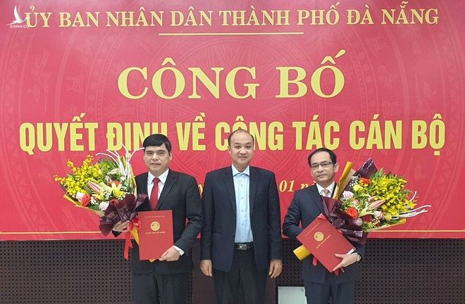 Ông Lê Quang Nam, Phó chủ tịch UBND TP.Đà Nẵng (giữa) trao hoa chúc mừng cho 2 tân giám đốc Sở LĐ-TB-XH và Sở KH-CN /// Ảnh: Hoàng Sơn