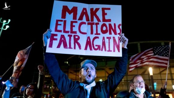 Người ủng hộ Trump phản đối kết quả bầu cử ở thành phố Detroit hôm 5/11. Ảnh: AP.