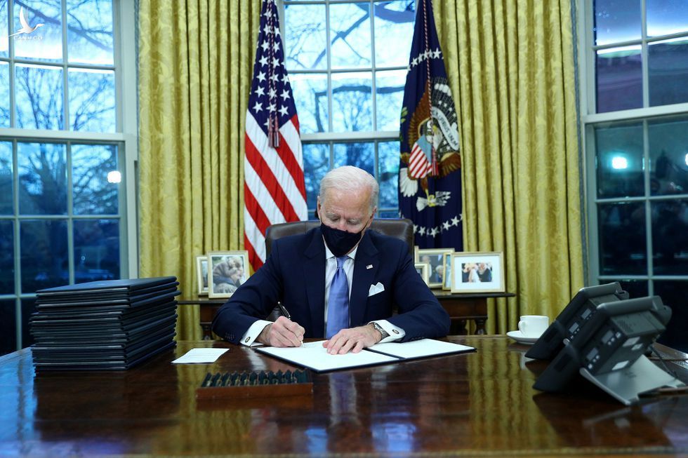 Tổng thống Mỹ Joe Biden ký sắc lệnh tại Phòng Bầu dục trong Nhà Trắng ngày 20.1 REUTERS