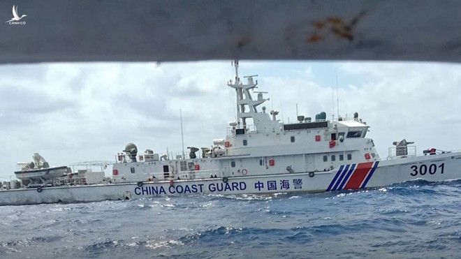 Các tàu hải cảnh Trung Quốc tiếp cận uy hiếp tàu cá của ngư dân Việt Nam ở khu vực quần đảo Hoàng Sa