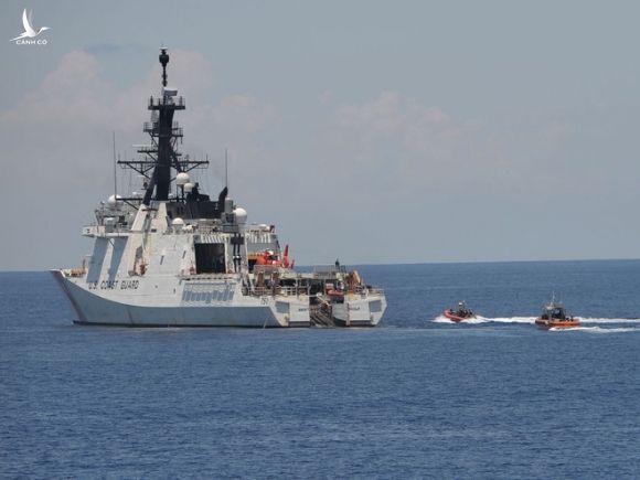 Tàu tuần duyên Mỹ USCGC Bertholf tập trận cùng lực lượng Philippines ở Biển Đông vào tháng 5.2019 /// AFP
