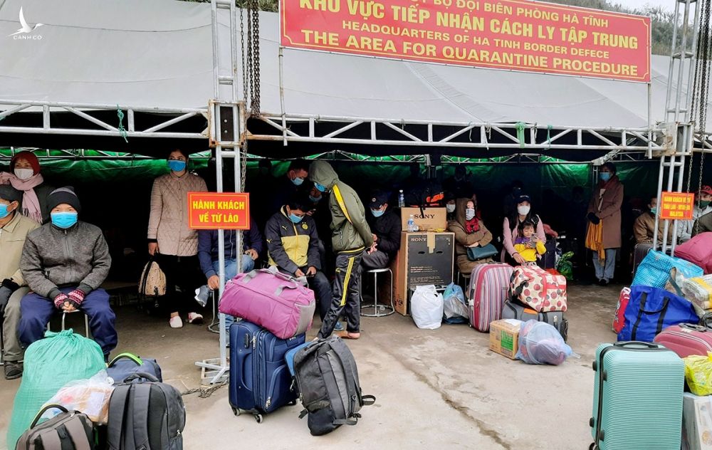 Lao động Việt trở về từ Lào chờ làm thủ tục nhập cảnh tại cửa khẩu Cầu Treo, chiều 16/1. Ảnh: Đức Hùng