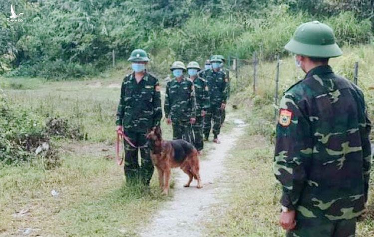 Bộ đội biên phòng Hà Tĩnh tổ chức tuần tra kiểm soát ngăn chặn người trốn cách ly. Ảnh: Đức Hùng