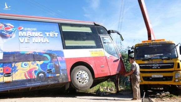 Xe khách lật nhào trên cao tốc Liên Khương - Prenn, 20 người hoảng loạn - ảnh 2