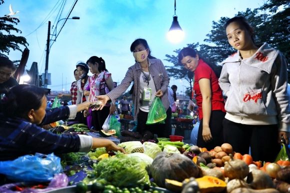 Do ảnh hưởng của dịch bệnh nhiều công nhân sẽ ở lại thành phố làm việc kiếm thêm thu nhập trong dịp Tết. Trong ảnh, công nhân khu công nghiệp Tân Tạo, quận Bình Tân mua đồ ăn sau khi tan ca. Ảnh: Hữu Khoa.