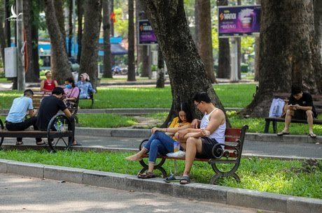 Người dân nghỉ ngơi tại công viên Tao Đàn, quận 1, hồi tháng 4/2020. Ảnh: Quỳnh Trần.