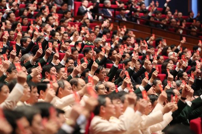 Đại biểu biểu quyết thông qua chương trình làm việc Đại hội XIII tại phiên trù bị, sáng 25-1. Ảnh: ĐX.