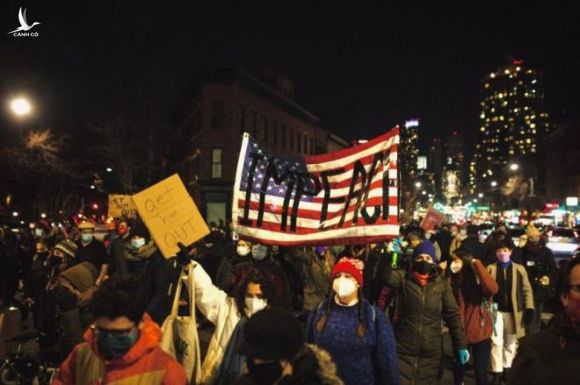 Hết bạo loạn, người Mỹ lại biểu tình đòi phế truất Trump - 1