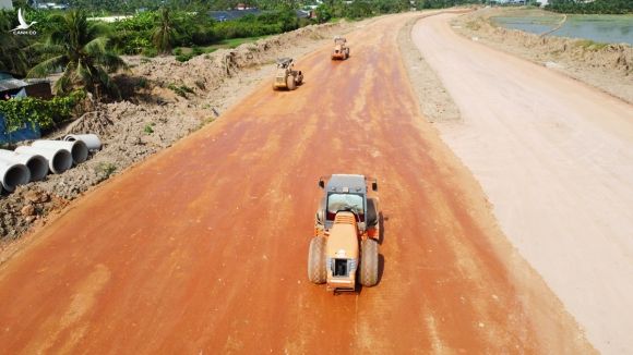 Đường vành đai TP Tân An có tổng vốn hơn 1.500 tỷ đồng đang được triển khai thi công. Ảnh: Hoàng Nam