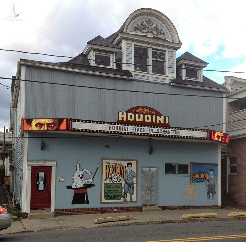 Bảo tàng Houdini nằm trong một tòa nhà hơn 100 tuổi để tưởng nhớ ảo thuật gia nổi tiếng Harry Houdini. Ông đã dành một thời gian trong sự nghiệp của mình để biểu diễn ở Thành phố Điện. Đến đây bạn sẽ được khám phá về những câu chuyện và sự thật thú vị về cuộc đời của ảo thuật gia đại tài. Nơi đây có đầy đủ các hiện vật mà Houdini đã dùng, cũng như kỷ vật của ông. Hướng dẫn viên của bạn sẽ kể cho bạn những câu chuyện và sự thật thú vị về cuộc đời của Houdini, cũng như trải nghiệm hỗ trợ diễn xuất cho các buổi diễn ảo thuật. Ảnh: discovernepa