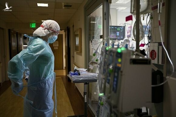 Y tá Joan Pung đang theo dõi bệnh nhân trong khu vực chăm sóc đặc biệt, bệnh viện St. Jude, Los Angeles, hôm 24/12. Ảnh:LA Times