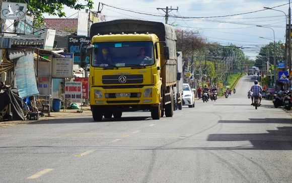 Tỉnh lộ 769 đi qua thị trấn Dầu Giây trở nên quá tải, thường xuyên kẹt xe, tai nạn. Ảnh: Phước Tuấn