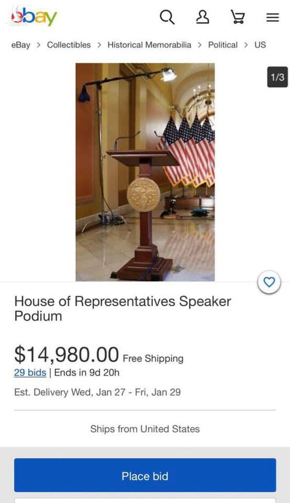 Bi hài khi người biểu tình chôm bục phát biểu của bà Pelosi rao bán gần 15.000 USD - Ảnh 2.