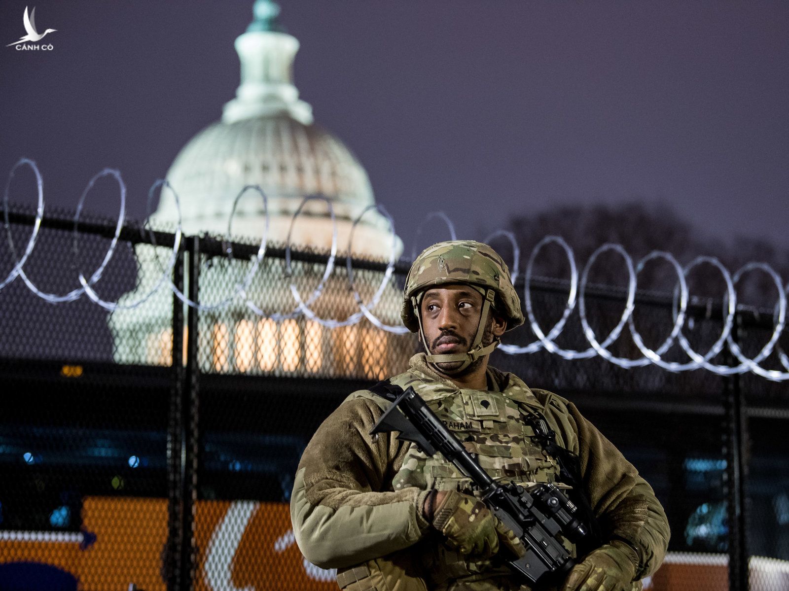 Một binh sĩ Vệ binh Quốc gia đứng cạnh hàng rào thép gai bên ngoài tòa nhà Quốc hội Mỹ để đảm bảo an ninh sau vụ bạo loạn ngày 6/1. (Ảnh: Getty Images).