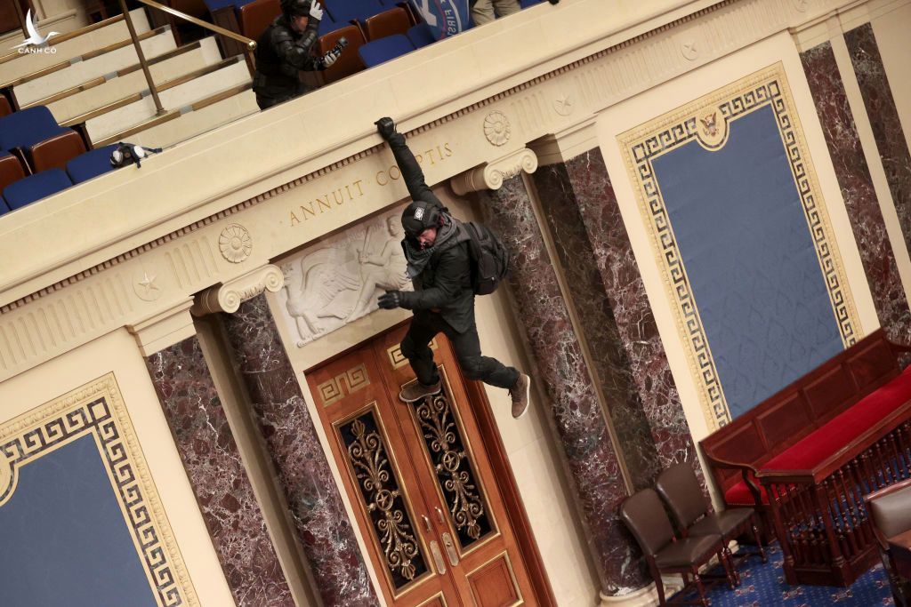 Josiah Colt treo mình trên ban công phòng họp của Thượng viện hôm 6/1. Ảnh: Win McNamee.
