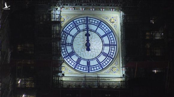 Năm mới ở Anh: Chuông đồng hồ Big Ben reo nhưng không ai ra đường - Ảnh 3.