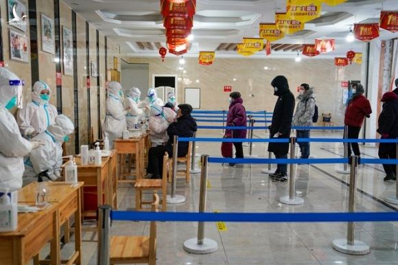 Nhân viên y tế lấy mẫu xét nghiệm Covid-19 tại thành phố Cáp Nhĩ Tân ngày 14.1 /// AFP