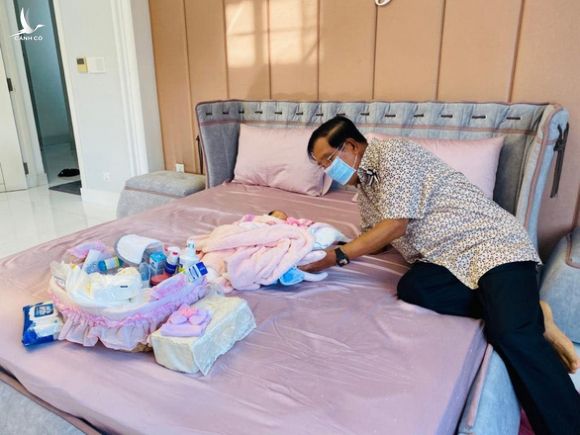 Dân mạng Campuchia thích thú hình ảnh Thủ tướng Hun Sen chăm cháu ngoại thứ 22 - Ảnh 1.