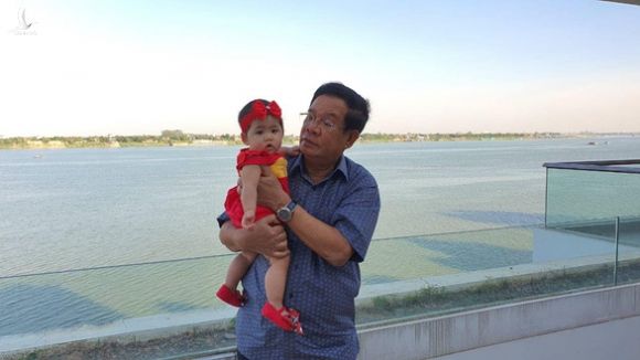 Dân mạng Campuchia thích thú hình ảnh Thủ tướng Hun Sen chăm cháu ngoại thứ 22 - Ảnh 4.
