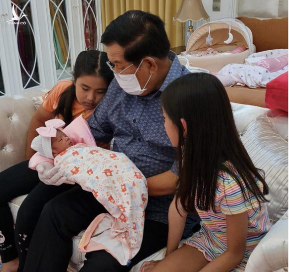 Dân mạng Campuchia thích thú hình ảnh Thủ tướng Hun Sen chăm cháu ngoại thứ 22 - Ảnh 2.