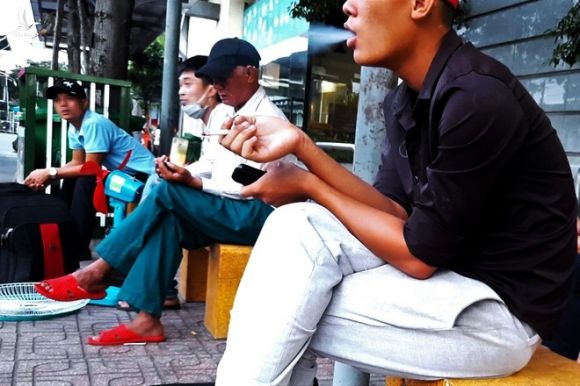 Hành khách hút thuốc lá tại Bến xe Miền Đông, Q.Bình Thạnh, TP.HCM. /// Ảnh: Nhật Linh