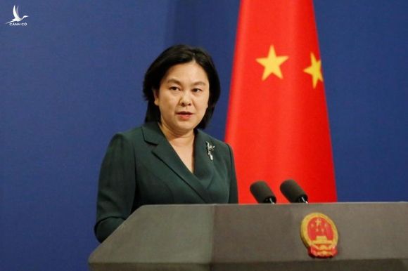 Phát ngôn viên Bộ Ngoại giao Trung Quốc Hoa Xuân Oánh tại một cuộc họp báo ở Bắc Kinh /// Reuters