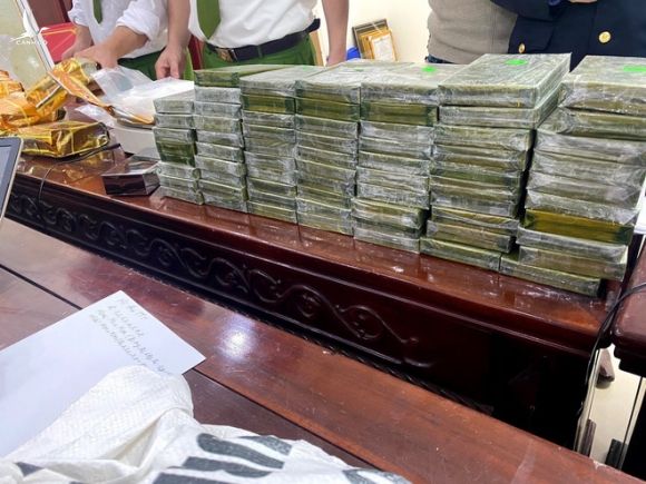 Cảnh sát bắn chỉ thiên, chặn xe ô tô chở 8 bì tải ma túy trị giá cả trăm tỷ đồng - Ảnh 3.