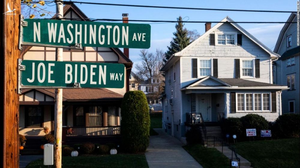 Cuối tháng 11/2020, thị trưởng thành phố Scranton Paige Cognetti cho lắp đặt một biển tên mới cho con đường chạy qua ngôi nhà thời thơ ấu của Joe Biden nằm giữa đại lộ North Washington Avenue và phố Fisk. Đây là một trong những địa điểm người dân Scranton tự hào giới thiệu cho du khách. Ảnh: CNN