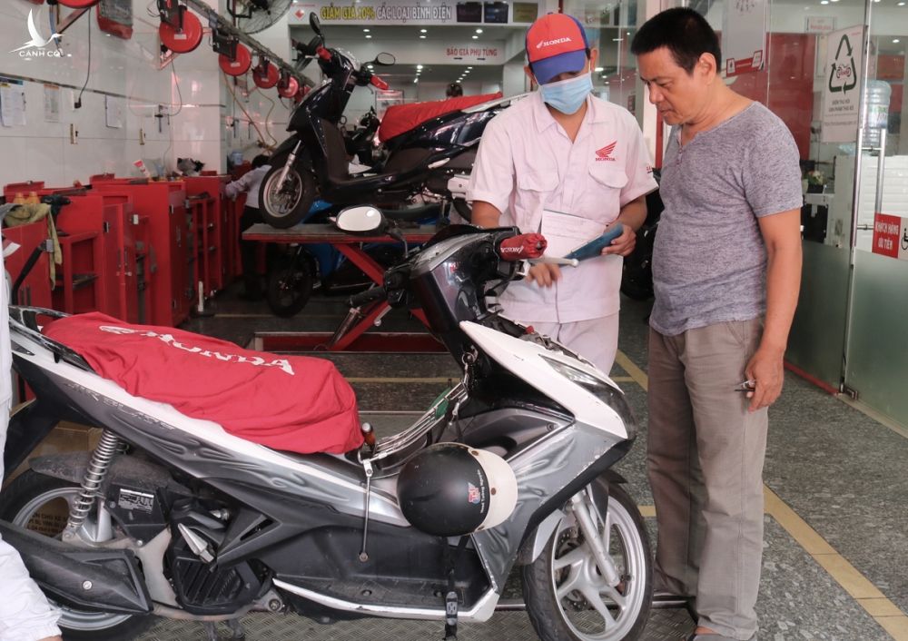 Ông Nguyễn Thành Công đi kiểm tra khí thải xe máy tại đại lý ở quận 3, hồi tháng 6. Ảnh: Gia Minh.