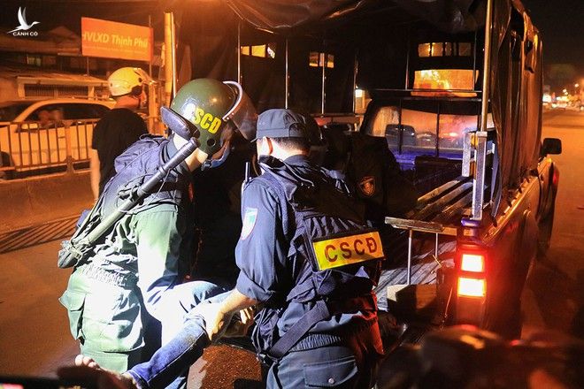 Đội tuần tra đưa nạn nhân đi cấp cứu đến bệnh viện Thủ Đức. ẢNH: LÊ NGỌC THẢO