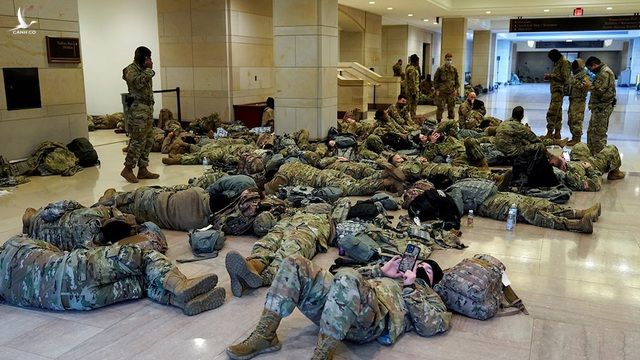 Hàng trăm vệ binh ngủ trên sàn nhà quốc hội Mỹ - 5